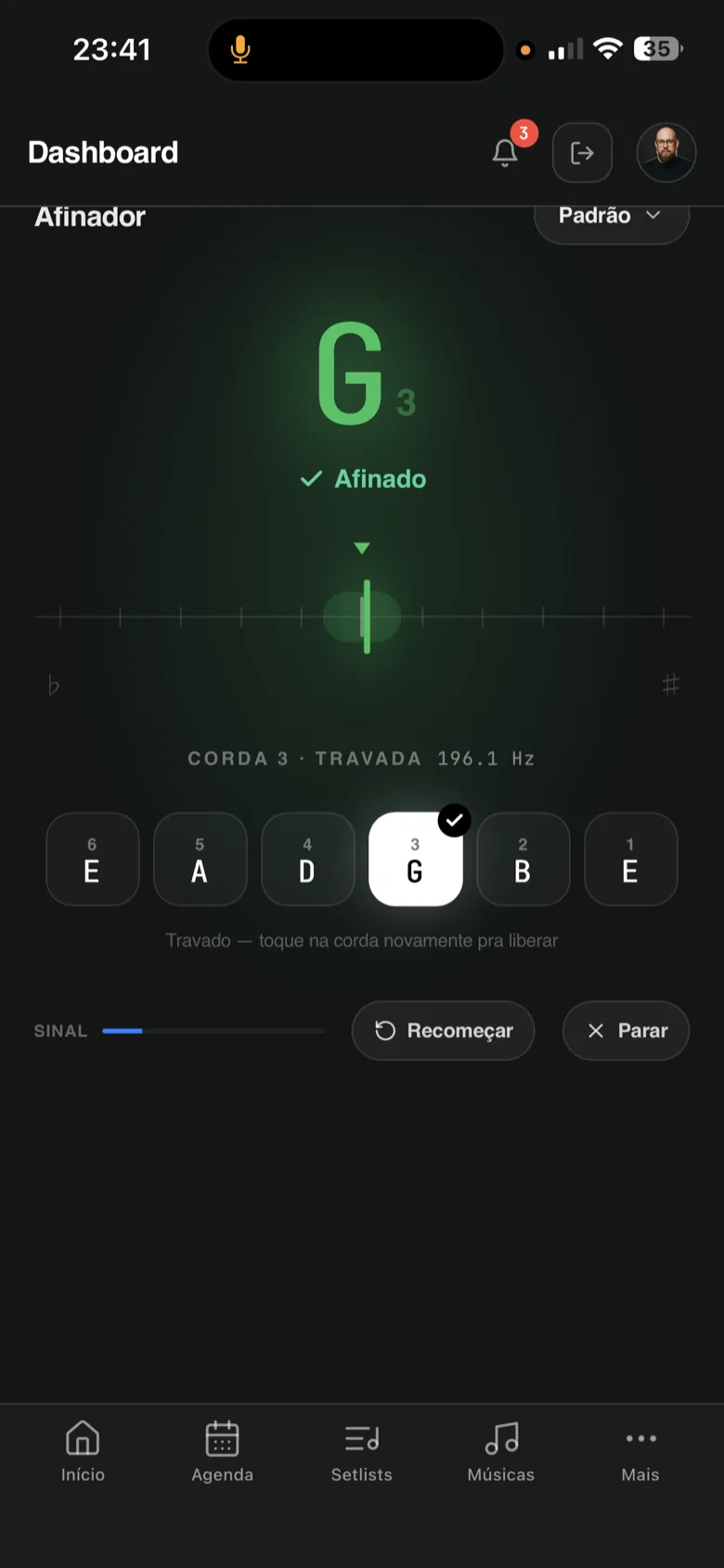 Afinador cromático com strobe do Minstrel afinando a corda G do violão no iPhone